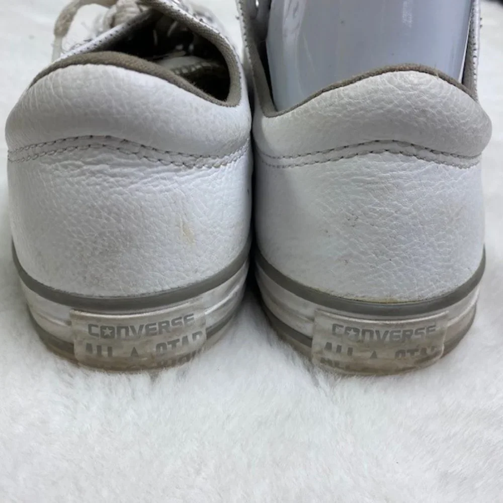Converse All Star Low Top Leather Chuck Taylor size 4 Junior/Women's 6‎